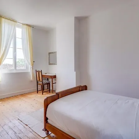 De Caractere Au Centre De Emilion Сент-Эмильон