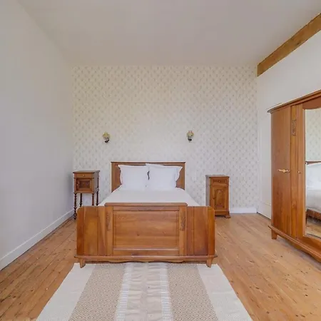 De Caractere Au Centre De Emilion Сент-Эмильон