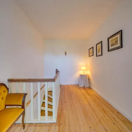 De Caractere Au Centre De Emilion Сент-Эмильон